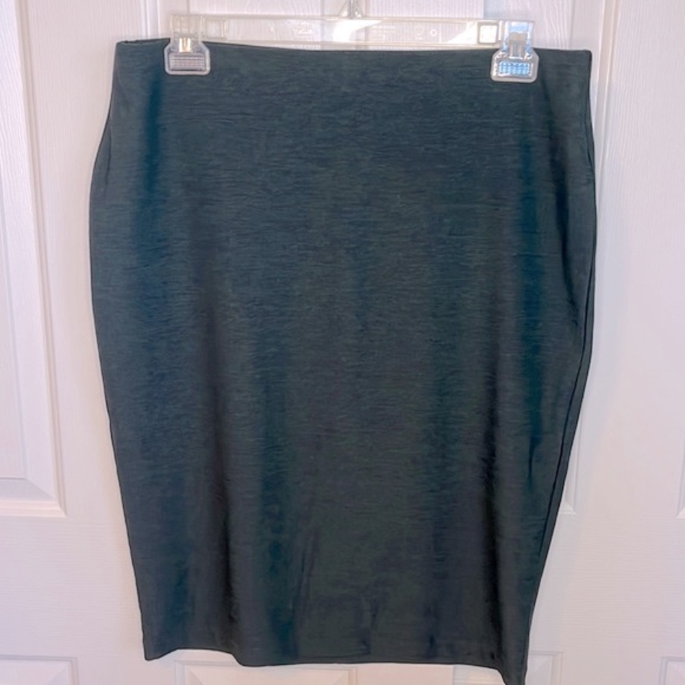 Forever 21 dark green pencil skirt, size 1x. Worn 1x, light material